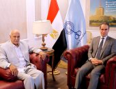الشاعر الكبير جمال بخيت يهدى ماسبيرو نسخة من حلقات أشعاره للبث التليفزيونى