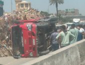 انقلاب سيارة نقل بطريق بلبيس الزقازيق بسبب الحمولة الزائدة