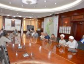 محافظ الأقصر يبحث مطالب وشكاوى أهالى نجوع عبادى والطينة وقرية العشى.. صور