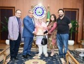 رئيس جامعة المنصورة يكرم الدكتورة آمال إسماعيل ويهديها درع الجامعة