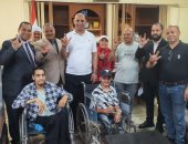محافظ سوهاج يوجه بتوفير فرص عمل وتسليم العقود لشباب من ذوي الإعاقة