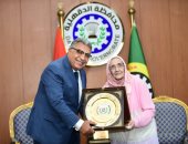 محافظ الدقهلية يكرم آمال الحاصلة على الدكتوراه فى سن الـ 83: نموذج مُلهِم