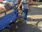 ضبط تروسيكل يلقى قمامة بشارع اللبينى بالهرم.. وإجراءات قانونية ضد مالكه