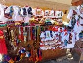 نساء النوبة يحيين التراث بالمشغولات اليدوية ويروين حكايات كفاح تبدأ مع شروق الشمس.. يؤكدن: تعلمنا الحرفة من الجدات ونصنع منتجاتنا دون ماكينات.. ونطالب بدعم التسويق للحفاظ على الهوية النوبية.. صور