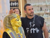 شاهد بهجة واستمتاع الأجانب خلال شراء الهدايا والتحف الفرعونية بالأقصر.. صور