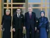 لقطة بروتوكولية لماكرون مع أمينة أردوغان تثير تفاعلا خلال قمة الناتو.. فيديو