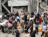 العطش ينهش غزة.. آلاف النازحين يصطفون لساعات للحصول على المياه