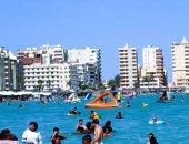 استمرار توافد المصطافين على مطروح والساحل الشمالي.. الشواطئ الآمنة تستقبل آلاف المواطنين وإغلاق شواطئ البحر المفتوح وقت النوات.. ونسب الإشغال في المنشآت المصيفية والفندقية تواصل الارتفاع.. صور