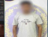 ضبط حلاق يستوقف الأطفال بالشوارع ويحلق شعرهم بغرض الشهرة ..فيديو