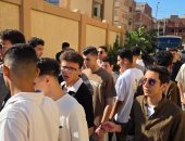 توافد الطلاب على لجان الفيزياء والتاريخ بالإسماعيلية وسط إجراءات مشددة.. فيديو
