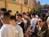 ضبط طالب خلال محاولة غش إلكترونى بامتحان مادة الفيزياء  