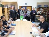 محافظ الوادى الجديد ومدير مكتبات مصر العامة يتفقدان مكتبة مصر بالخارجة