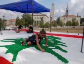 10452 غطاء زجاجة.. فنان يصنع علم لبنان على مساحة 70 مترًا