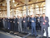 محافظو القاهرة والجيزة والقليوبية يؤدون صلاة الجمعة في مسجد عمرو بن العاص