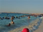 البحر يجذب آلاف المصطافين..إقبال كثيف على شواطئ مطروح والساحل الشمالي.. 