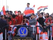 آلاف الجماهير ونجوم الفن والسياسة ينتظرون طائرة المنتخب بمطار العلمين الجديدة.. صور 