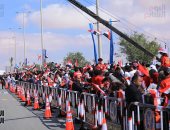 استقبال الأبطال.. الجماهير تحتشد بمطار العلمين فى انتظار بعثة منتخب مصر 