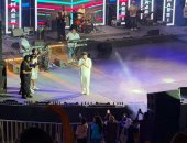 حميد الشاعرى يقدم باقة من أروع أغانيه على خشبة المسرح الروماني بمارينا.. صور