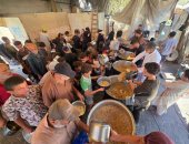 الجوع ينهك غزة.. طوابير طويلة أمام التكايا الخيرية لإطعام الأطفال والنازحين