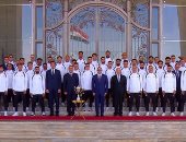 الرئيس السيسى يمنح المنتخب وأعضاء الجهازين الفنى والإدارى كأس الفخر والاعتزاز وأوسمة تكريمية