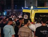 سقوط شجرة بالدقى وإصابة شخص ونقله للمستشفى.. صور