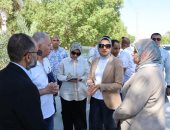 محافظ الوادي الجديد تتابع أعمال رصف وتوسعة شارع حي طريق الداخلة