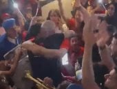 بالطبل والزمر.. أسرة مصطفى شوبير تحتفل بعودته بعد تألقه فى كأس العالم (فيديو)