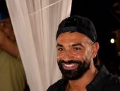 محمد صلاح يثير فضول الجمهور بمشروبه الخاص خلال احتفاله في العلمين