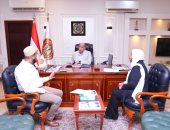 وزير العمل يستقبل ممثل سلطان البهرة لاستخراج تراخيص الأجانب المشاركين في ترميم المساجد