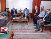 محافظ سوهاج يلتقى رئيس جهاز الاستثمار لمناقشة الفرص الاستثمارية