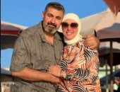 بحر وأكلة سمك فى المكس.. ياسر جلال برفقة زوجته فى الإسكندرية