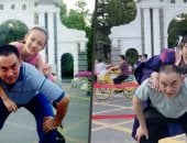 شايلها على ضهره.. صينية تكرر صورة عمرها 17عاما مع والدها في حفل تخرجها