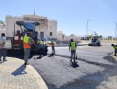 استمرار أعمال رصف الطرق بنويبع ضمن الخطة الاستثمارية لتطوير البنية التحتية