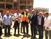 محافظ السويس يتابع مشروع 104 عمارات للإسكان البديل بحي عتاقة ويشدد على سرعة الإنجاز