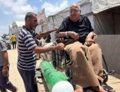 على عربة يجرها حيوان إلى جلسة غسيل الكلى.. رحلة الفلسطيني فتحي حجي اليومية تكشف الوجه الإنساني لمعاناة مرضى غزة بسبب انهيار منظومة النقل والرعاية الصحية.. والصحة الفلسطينية: 70% من المركبات خرجت عن الخدمة
