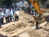 رئيس حى العجوزة يتابع تنفيذ خط طرد صرف صحى بشارع المتحف الزراعى لرفع كفاءة الخدمة