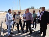 محافظ الوادى الجديد تتابع رفع كفاءة مجمع كهرباء الفرافرة ومشروعات الطاقة الشمسية