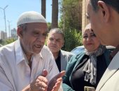 محافظ سوهاج يستجيب لمواطن  ويصطحبه لمقر الوحدة المحلية لحل مشكلته.. فيديو