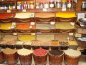 تعرف على أسعار الكركديه والبهارات داخل سوق أسوان السياحى