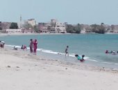 شواطئ القصير تجمع بين الطبيعة الساحرة والمياه الزرقاء والرمال الناعمة والتاريخ العريق.. تستقبل آلاف الزائرين من الصعيد بالصيف.. تتحول قعدات العصارى على كورنيشها إلى مشهد يومى يعكس روح المدينة وبساطة أهلها.. صور