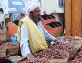 الشيخ فرحان من طفل فى العاشرة إلى شيخ العطارين بأسوان.. حكاية رجل صنع اسمه بجودة المنتج وثقة الزبائن.. العطارة الأسوانية مهنة توارثتها الأجيال.. منتجات الطبيعة تفتح أبواب الرزق وتجذب زوار كل المحافظات.. صور
