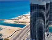 العلمين الجديدة وجهة سياحية صيفية وحضارية.. أصبحت خلال سنوات قليلة مركزاً للسياحة والاستثمار.. كل منطقة تشكل تحفة معمارية.. تعدد المزارات والمقاصد الترفيهية.. والأبراج الشاطئية أشبه بمنارات على البحر المتوسط