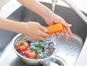 الغسيل قبل الأكل مش التخزين.. اعرفى الطريقة الصحية لغسل الفاكهة والخضار 