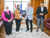 محافظ السويس يكرم أوائل الجمهورية بالتعليم الفني ويمنحهم درع المحافظة