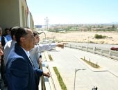 رئيس الوزراء يتفقد سير العمل بمشروع مارينا 8 بقرية مارينا السياحية   