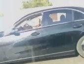 مطاردة مرعبة على محور الشهيد.. سيدة تتهم قائد سيارة بتهديد حياتها.. فيديو