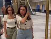 راندا رياض تظهر مع أنغام فى العرض الخاص لمسرحية خيال مريض.. بعد حكم حبسها