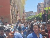 الطبل البلدى والورود يزينان فرحة طلاب أسيوط بآخر أيام الثانوية العامة.. فيديو
