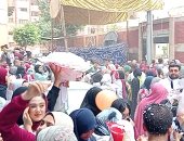 الطلاب يودعون الثانوية العامة بكفر الشيخ بالورود والشوكولاتة.. فيديو