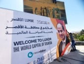 مدينة الأقصر تركب لوحات ترحيبية جديدة بسياح العالم بشارع المطار الدولى.. صور